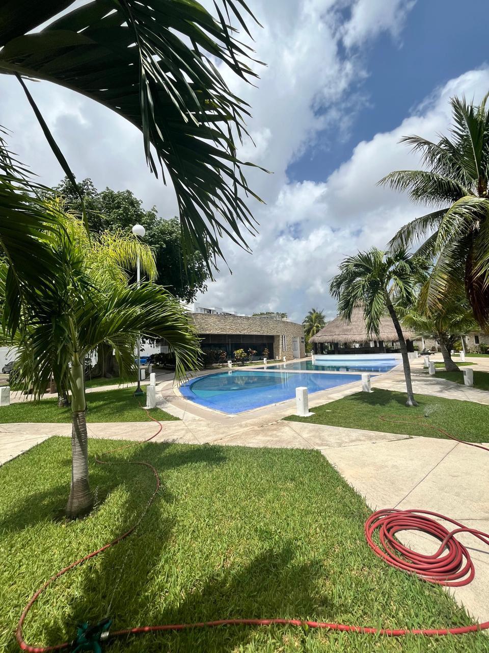 Renta townhouse AMUEBLADO en la Sm 40 de Cancún